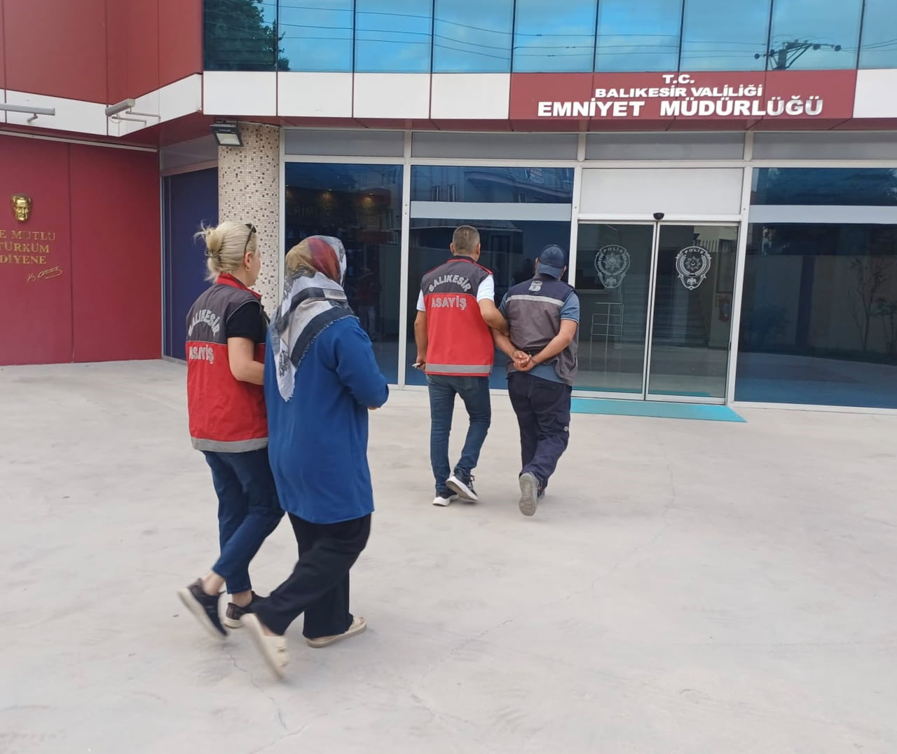 YAPILAN EŞ ZAMANLI OPERASYONDA 4 KİŞİ GÖZALTINA ALINDI