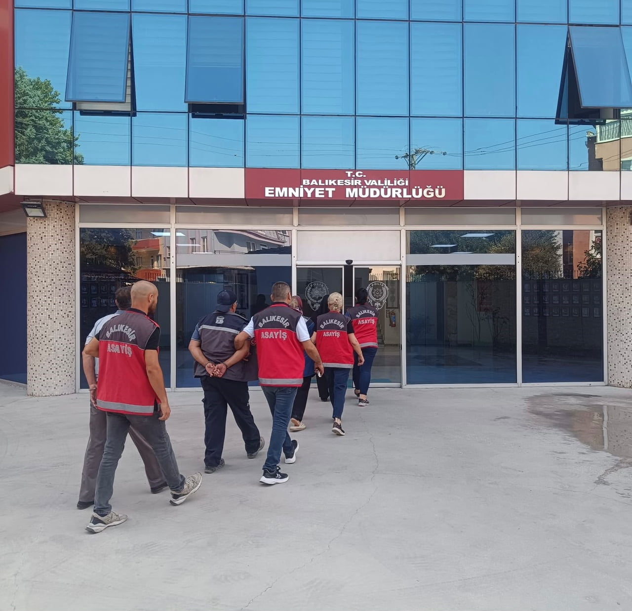 YAPILAN EŞ ZAMANLI OPERASYONDA 4 KİŞİ GÖZALTINA ALINDI