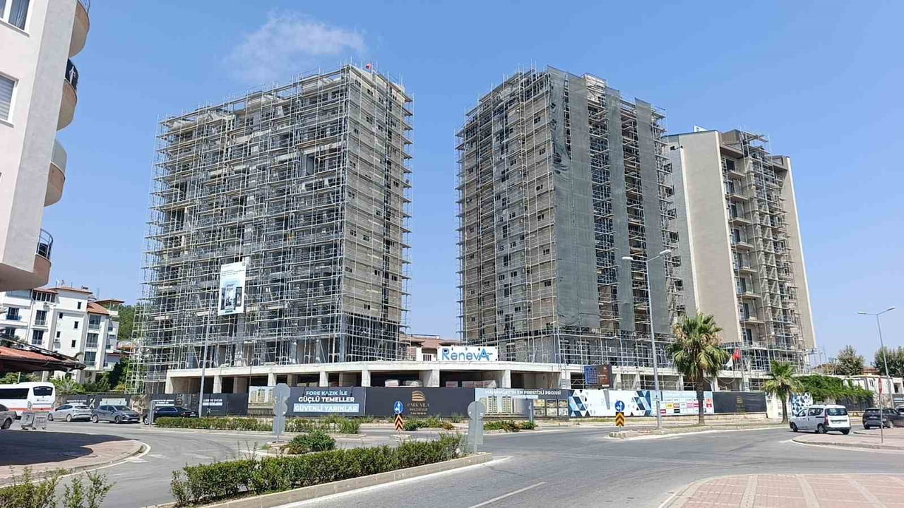 YARALANAN İŞÇİLER AMBULANSLARLA HASTANEYE KALDIRILIRKEN, KAVGANIN ARDINDAN İNŞAATTA ÇALIŞAN ÇOK...