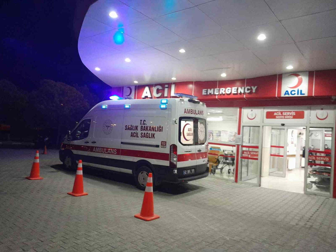 YARALI, SAĞLIK EKİPLERİNİN OLAY YERİNDEKİ İLK MÜDAHALESİNİN ARDINDAN AMBULANSLA KARAPINAR DEVLET...