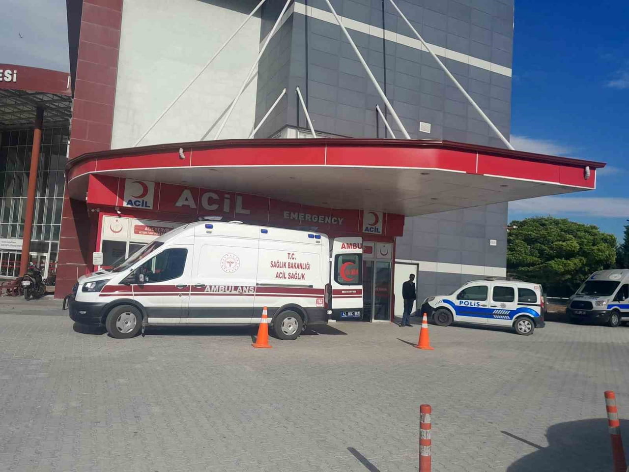YARALI SÜRÜCÜ OLAY YERİNDE YAPILAN İLK MÜDAHALENİN ARDINDAN KARAPINAR DEVLET HASTANESİ'NE...