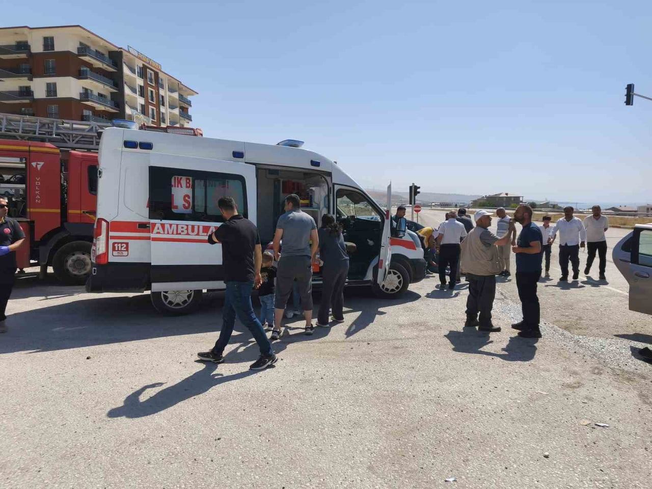 YARALILAR OLAY YERİNDE YAPILAN İLK MÜDAHALENİN ARDINDAN AMBULANSLARLA HASTANEYE KALDIRILARAK...