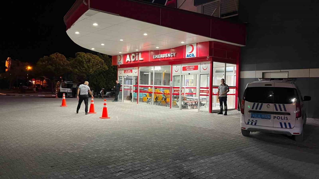 YARALILAR, SAĞLIK EKİPLERİ TARAFINDAN YAPILAN İLK MÜDAHALENİN ARDINDAN AMBULANS İLE KARAPINAR...