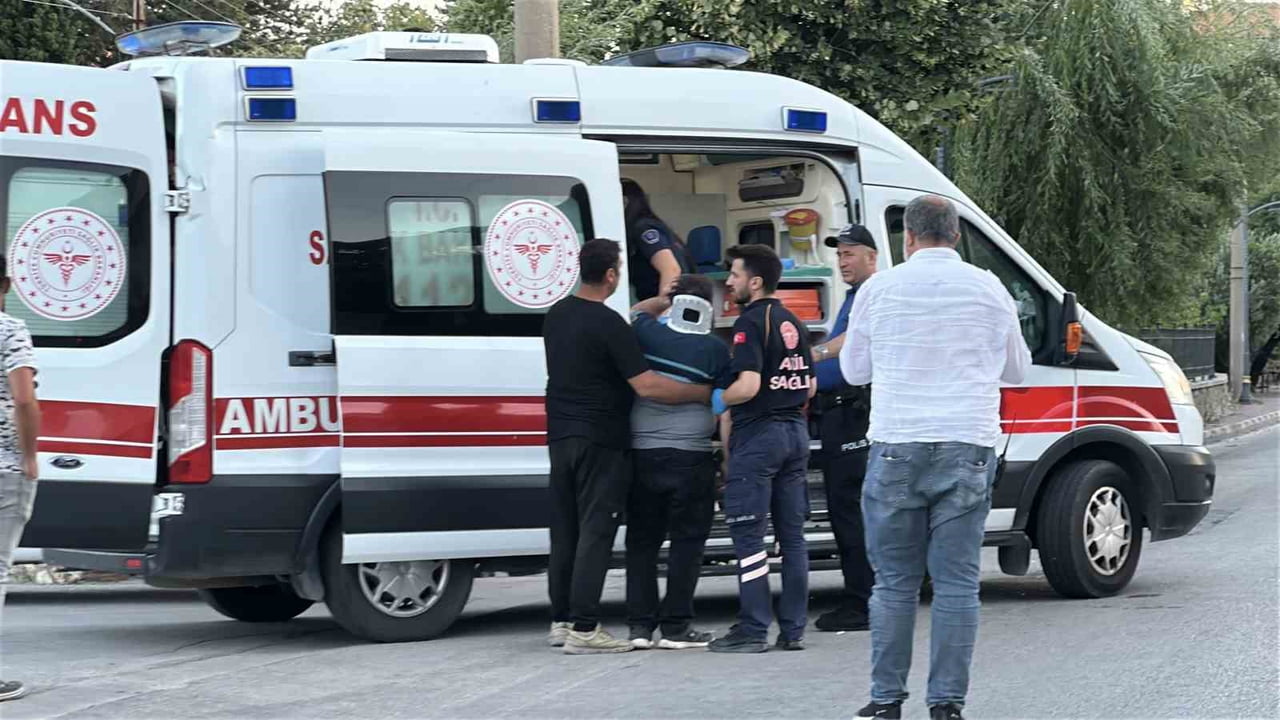 YARALILAR, SAĞLIK EKİPLERİ TARAFINDAN YAPILAN İLK MÜDAHALENİN ARDINDAN AMBULANSLARLA BURDUR DEVLET...