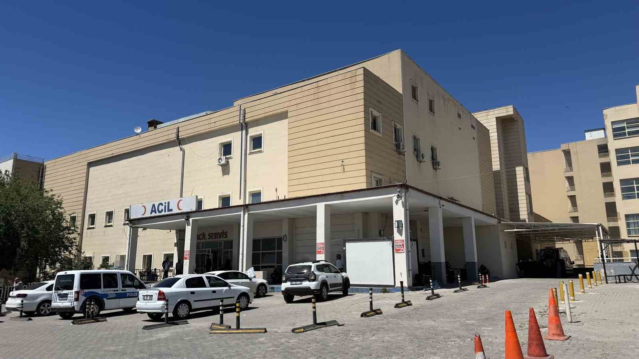 YARALILAR, SAĞLIK EKİPLERİNİN OLAY YERİNDEKİ İLK MÜDAHALESİNİN ARDINDAN SİVEREK DEVLET...