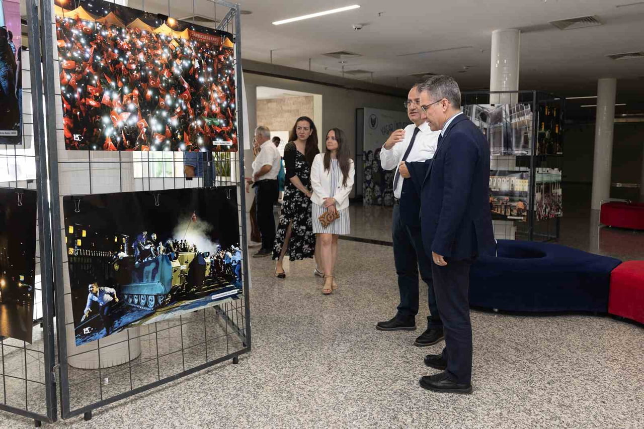 YAŞAR ÜNİVERSİTESİ’NDEKİ 15 TEMMUZ ANMA ETKİNLİKLERİ KAPSAMINDA BİR KONFERANS VEREN PROF. DR....