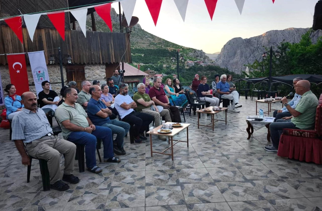 YAŞAYAN KÜTÜPHANE SÖYLEŞİSİNDE EĞİN KÜLTÜRÜ KONUŞULDU