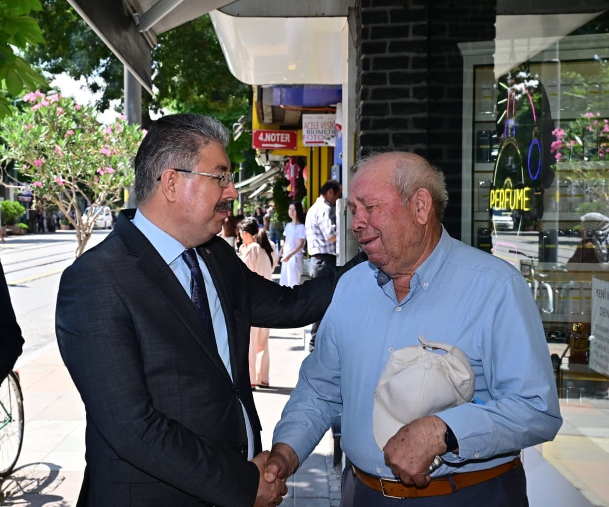 YAŞLI VATANDAŞ, SİVRİHİSAR KAYMAKAMLIĞI DÖNEMİNDE TANIŞTIĞI VALİ YILMAZ'I SOKAKTA GÖRÜNCE YANINA...