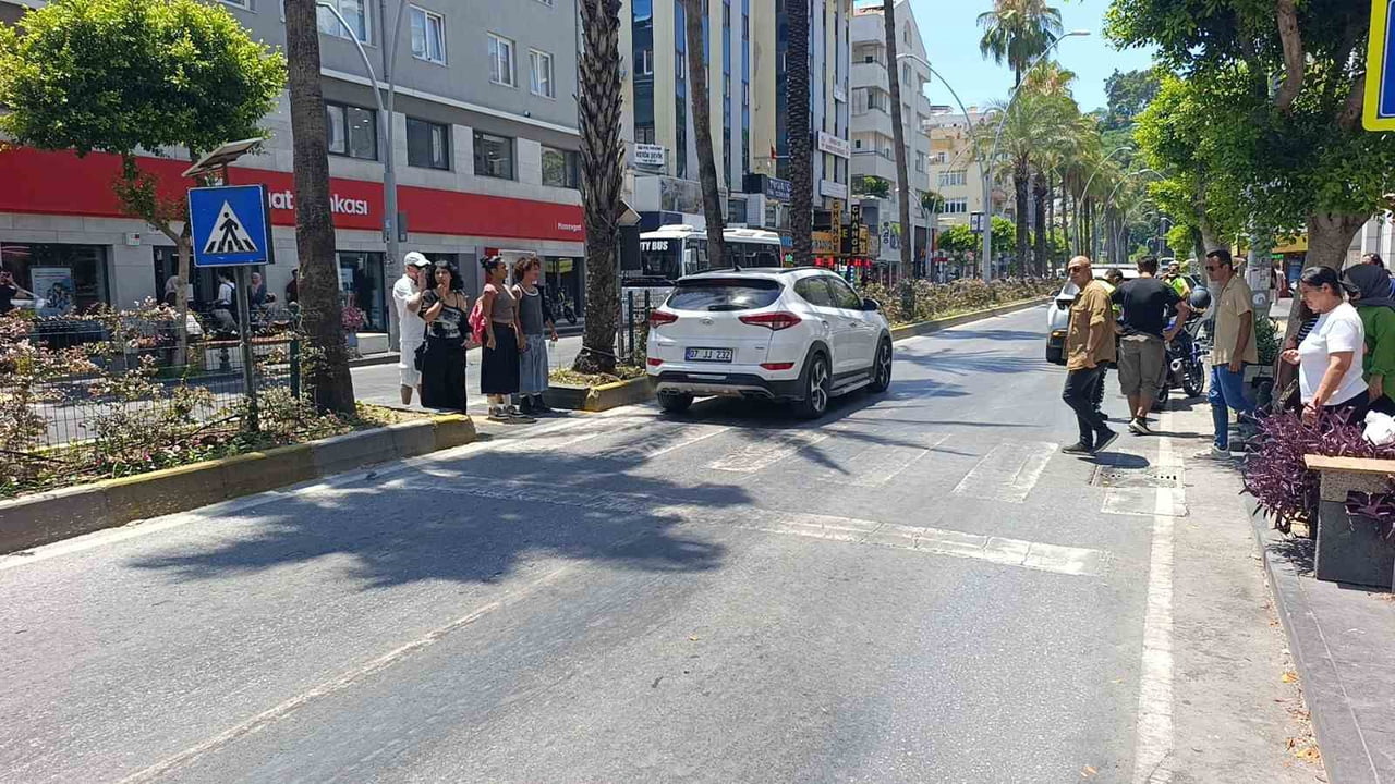 YAYA GEÇİDİNDEN KARŞIYA GEÇMEYE ÇALIŞAN YAYAYA MOTOSİKLETİN ÇARPMASI SONUCU MEYDANA GELEN KAZADA...