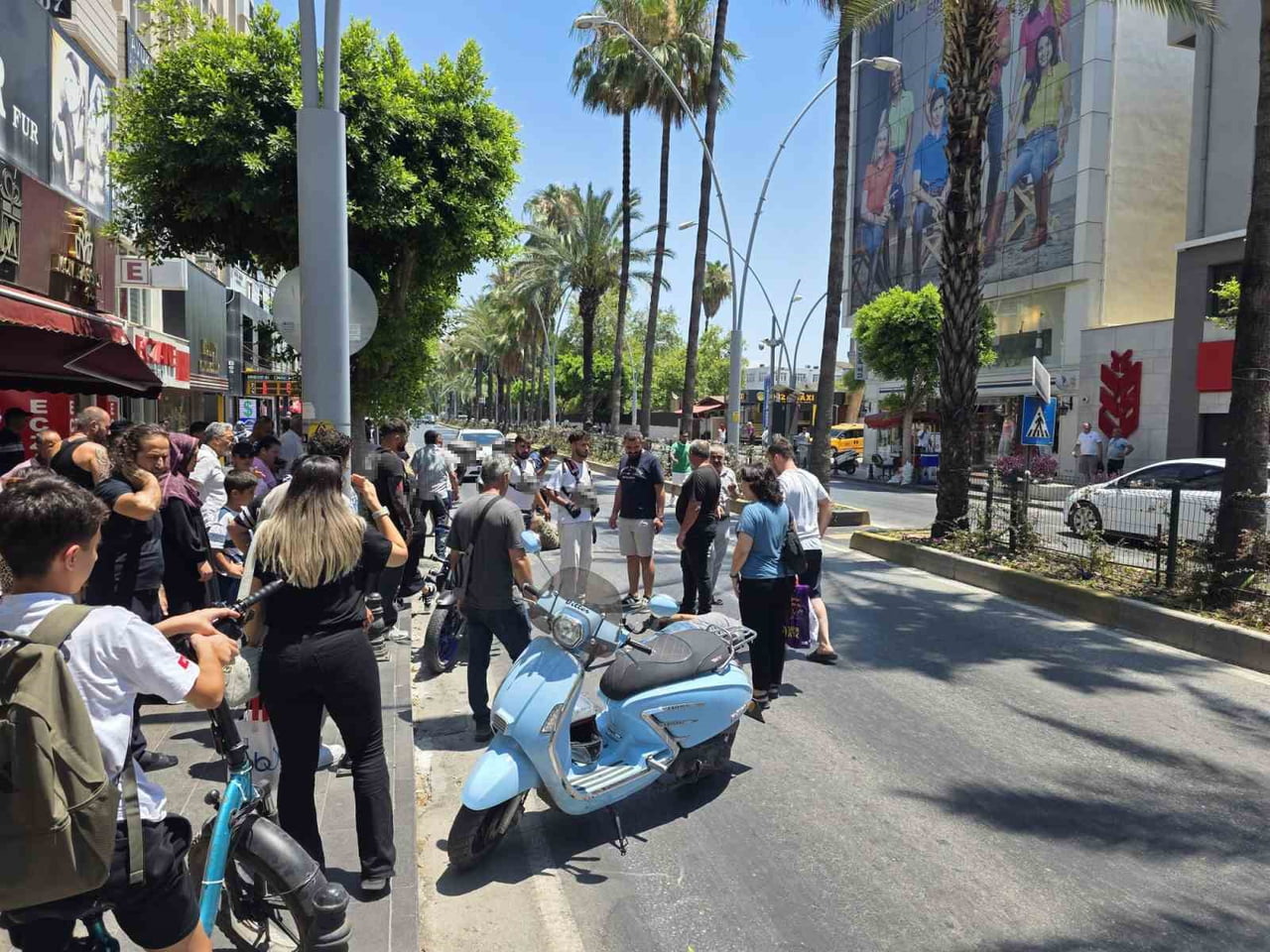 YAYA GEÇİDİNDEN KARŞIYA GEÇMEYE ÇALIŞAN YAYAYA MOTOSİKLETİN ÇARPMASI SONUCU MEYDANA GELEN KAZADA...