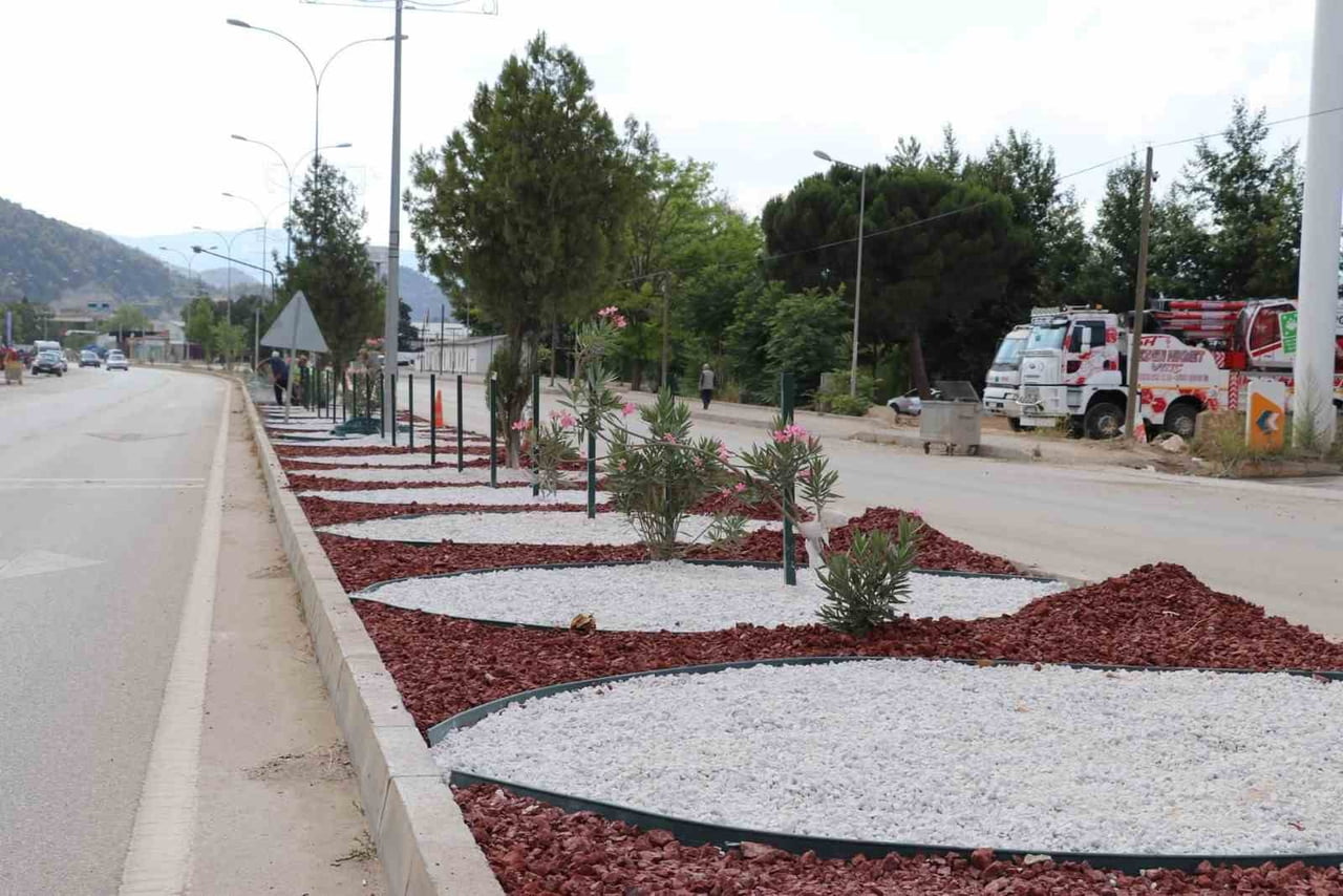 YAYA GÜVENLİĞİ İÇİN ORTA REFÜJLERE DEMİR ÇİT