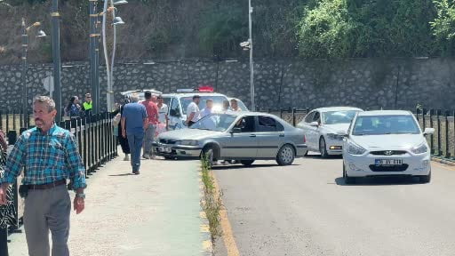 Yayaya çarpan sürücü otomobilini bırakıp kaçtı