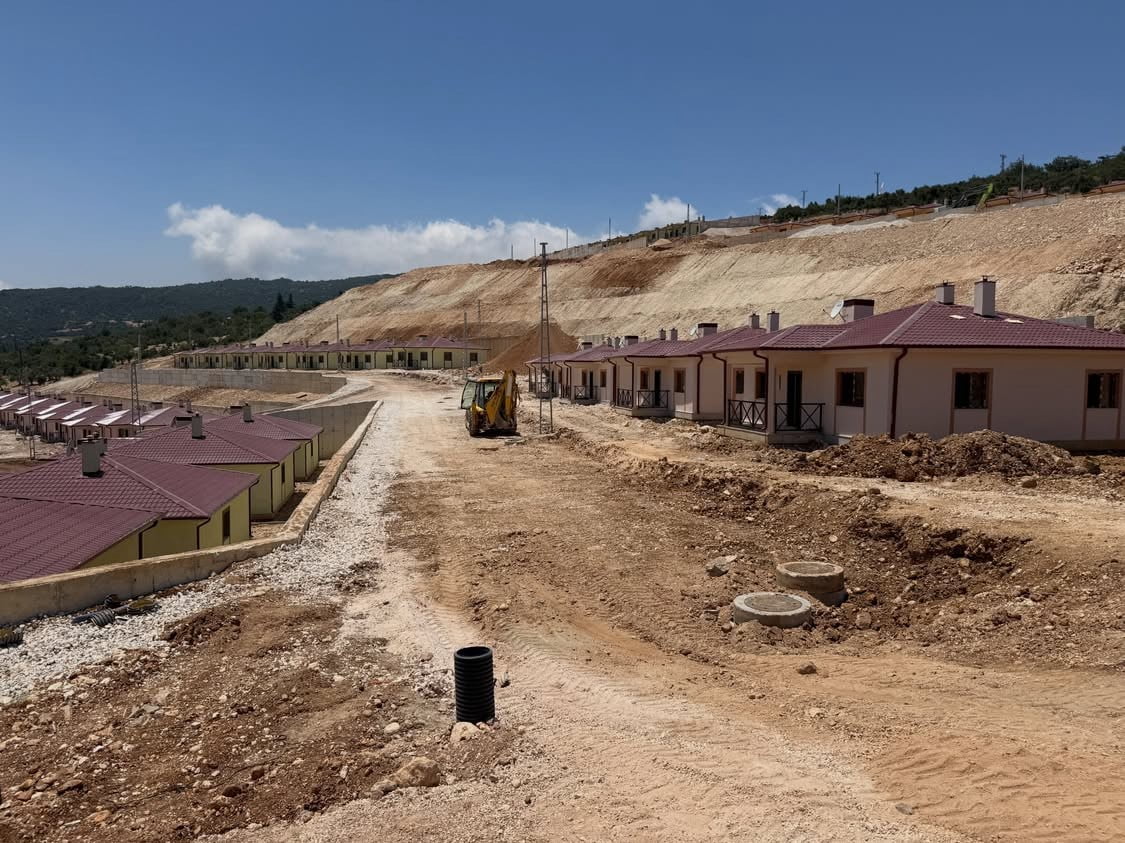 YAYLADAĞI KAYMAKAMI HALİL YAZICI, ŞENKÖY MAHALLESİ’NDE YAPIMI SÜREN DEPREM KONUTLARI İLE KAMU...