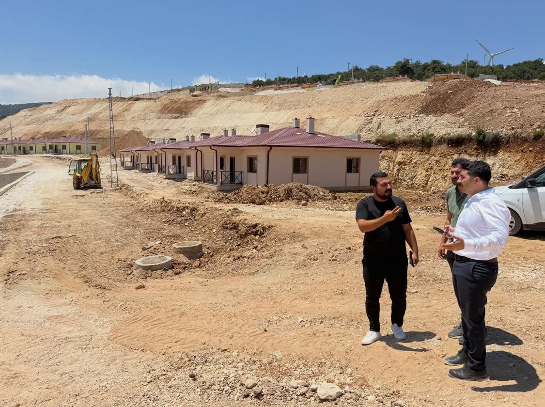 YAYLADAĞI KAYMAKAMI HALİL YAZICI, ŞENKÖY MAHALLESİ’NDE YAPIMI SÜREN DEPREM KONUTLARI İLE KAMU...