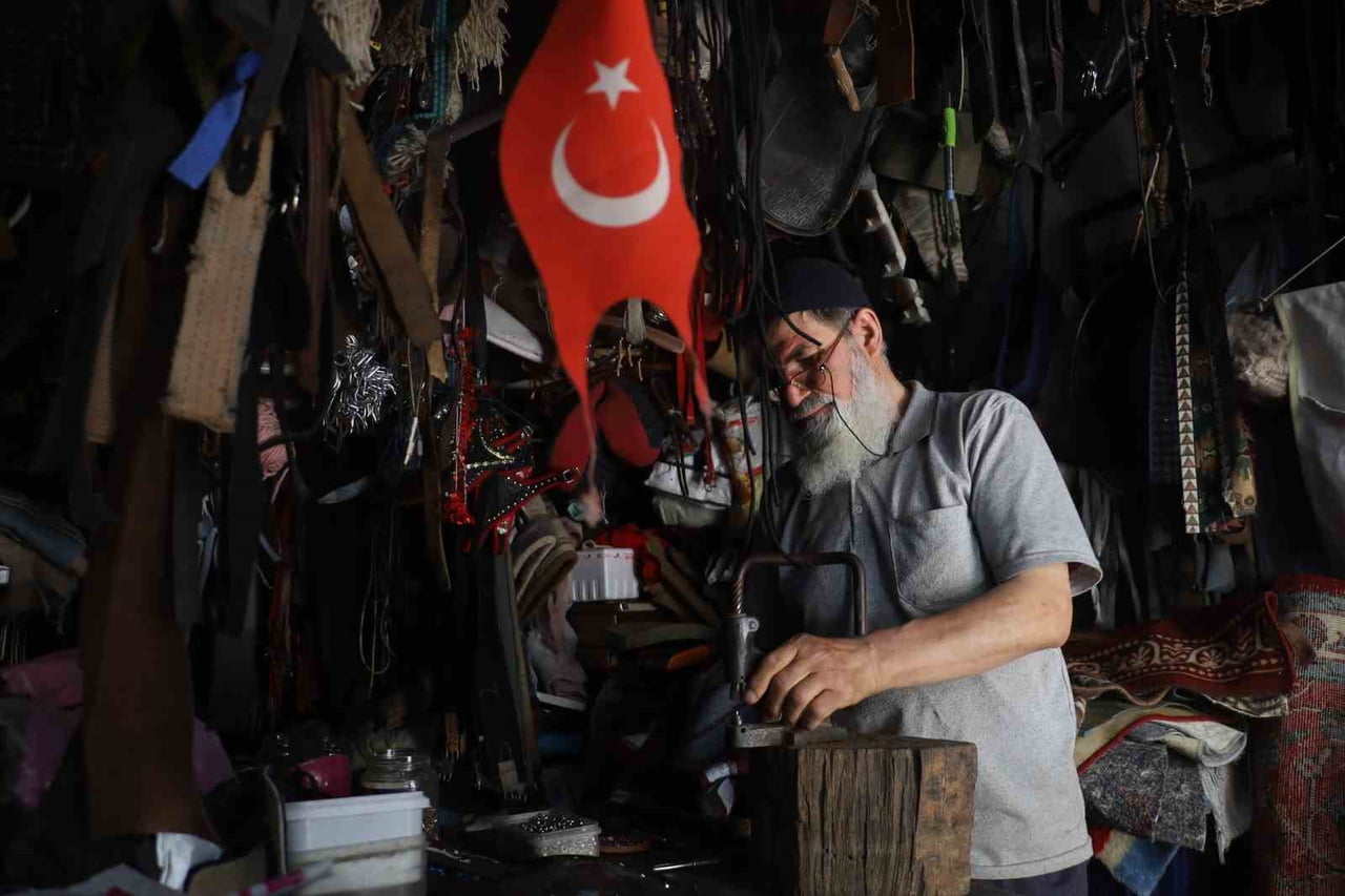 YAZ AYLARINDA SİVAS'A GELEN YERLİ VE YABANCI TURİSTLERİN İLGİ GÖSTERDİĞİ DERİ ÜRÜNLER ARASINDA...