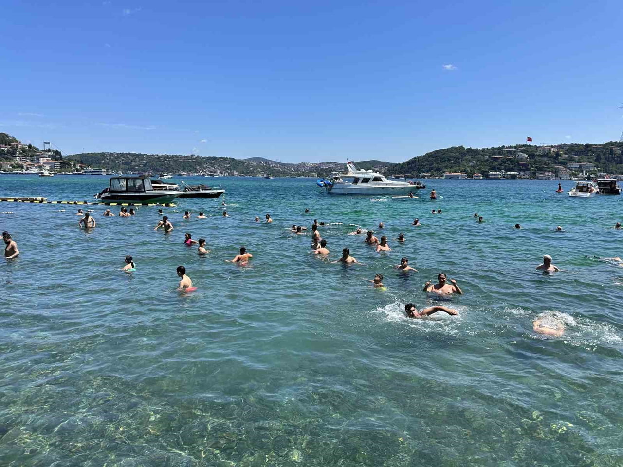 YAZ AYLARININ EN SICAK GÜNLERİNİ YAŞAYAN İSTANBUL'DA, YÜKSEK NEM ORANIYLA BİRLEŞEN SICAK HAVA...
