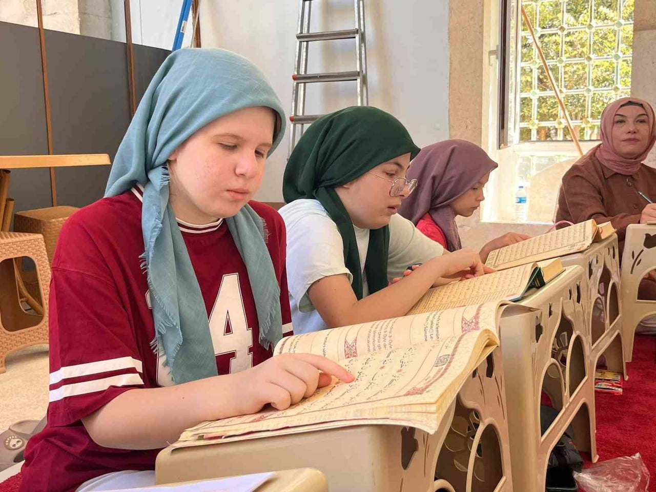 YAZ KUR'AN KURSUNA KATILAN ÖĞRENCİLERDEN EZGİ UYANAK İSE HER YIL KURSA GELDİĞİNİ BELİRTEREK...