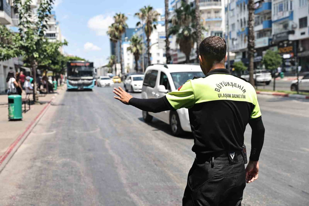 YAZ SICAKLARININ ETKİSİNİ ARTIRDIĞI ANTALYA'DA VATANDAŞLARIN TOPLU ULAŞIMDA DAHA RAHAT YOLCULUK...