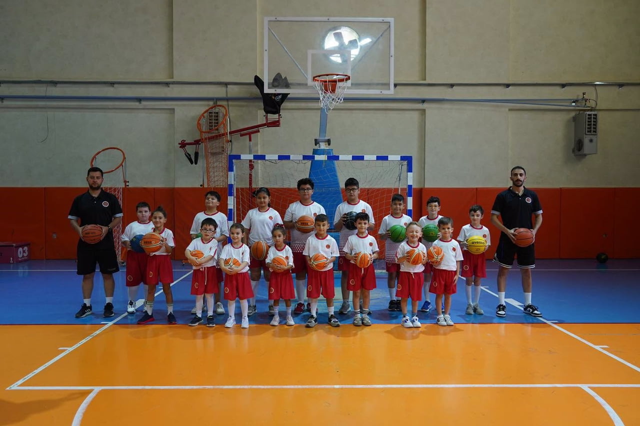 YAZ SPOR OKULLARINDA YÜZLERCE ÇOCUK KEYİFLİ VAKİT GEÇİRİYOR