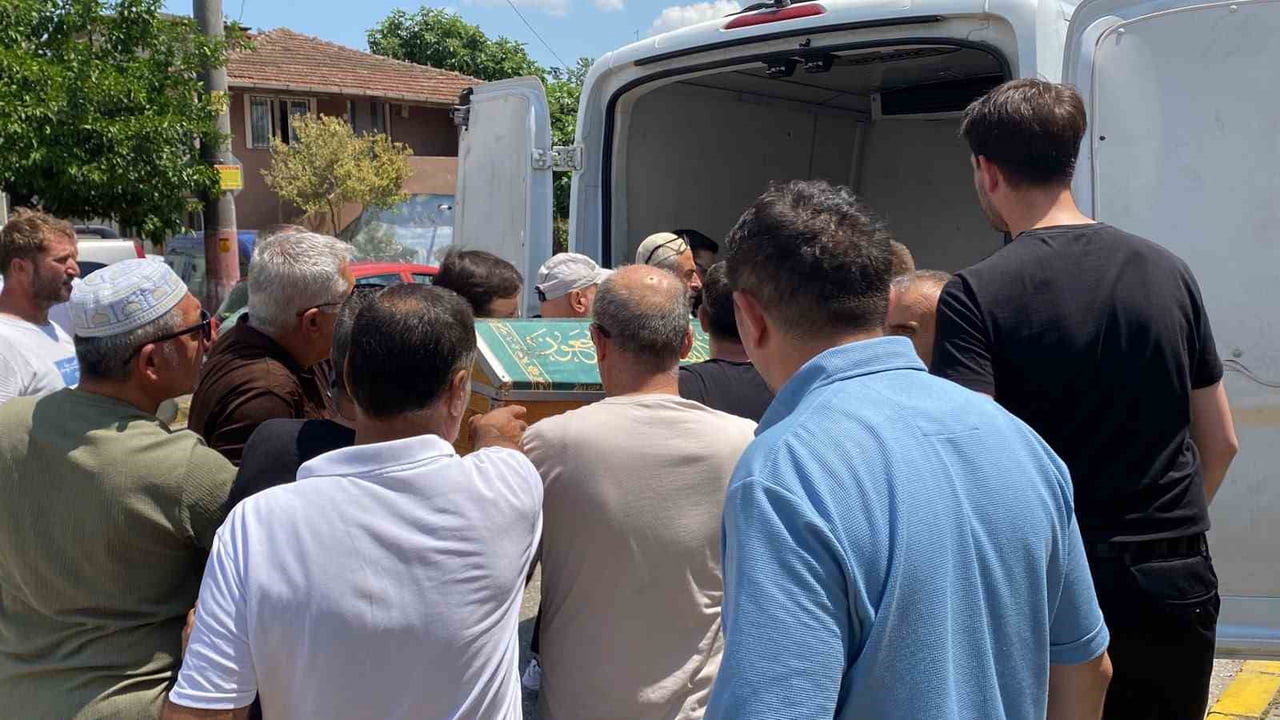 YEĞENİ TARAFINDAN ÖLDÜRÜLEN ADAM İÇİN CENAZE TÖRENİ DÜZENLENDİ