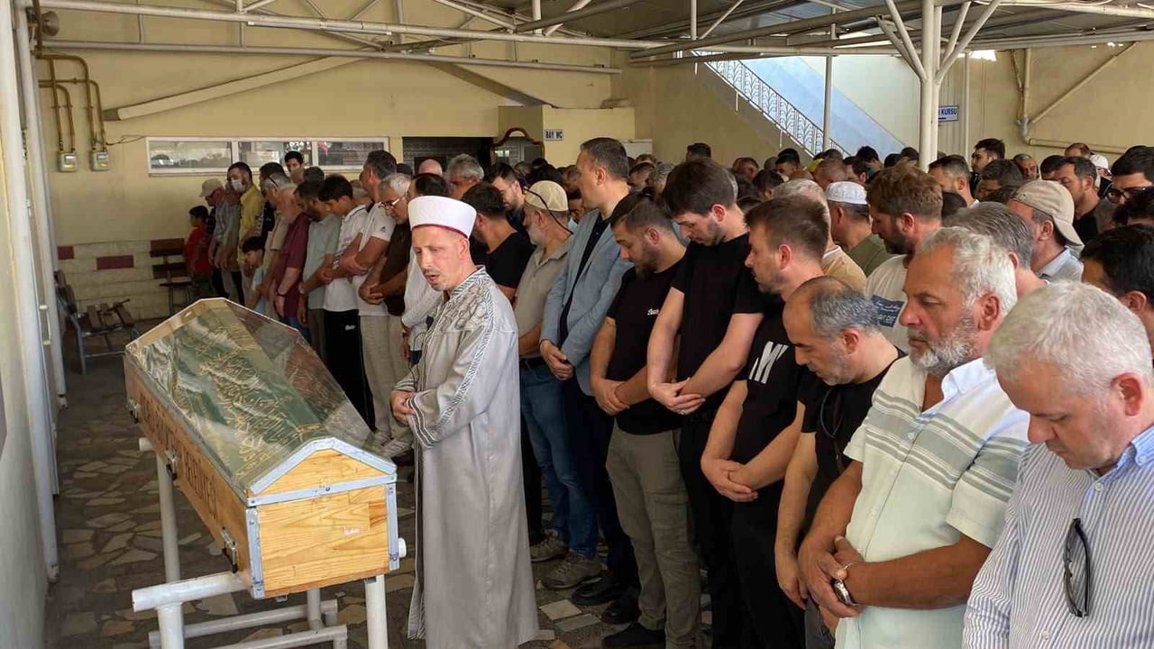 YEĞENİ TARAFINDAN ÖLDÜRÜLEN ADAM İÇİN CENAZE TÖRENİ DÜZENLENDİ