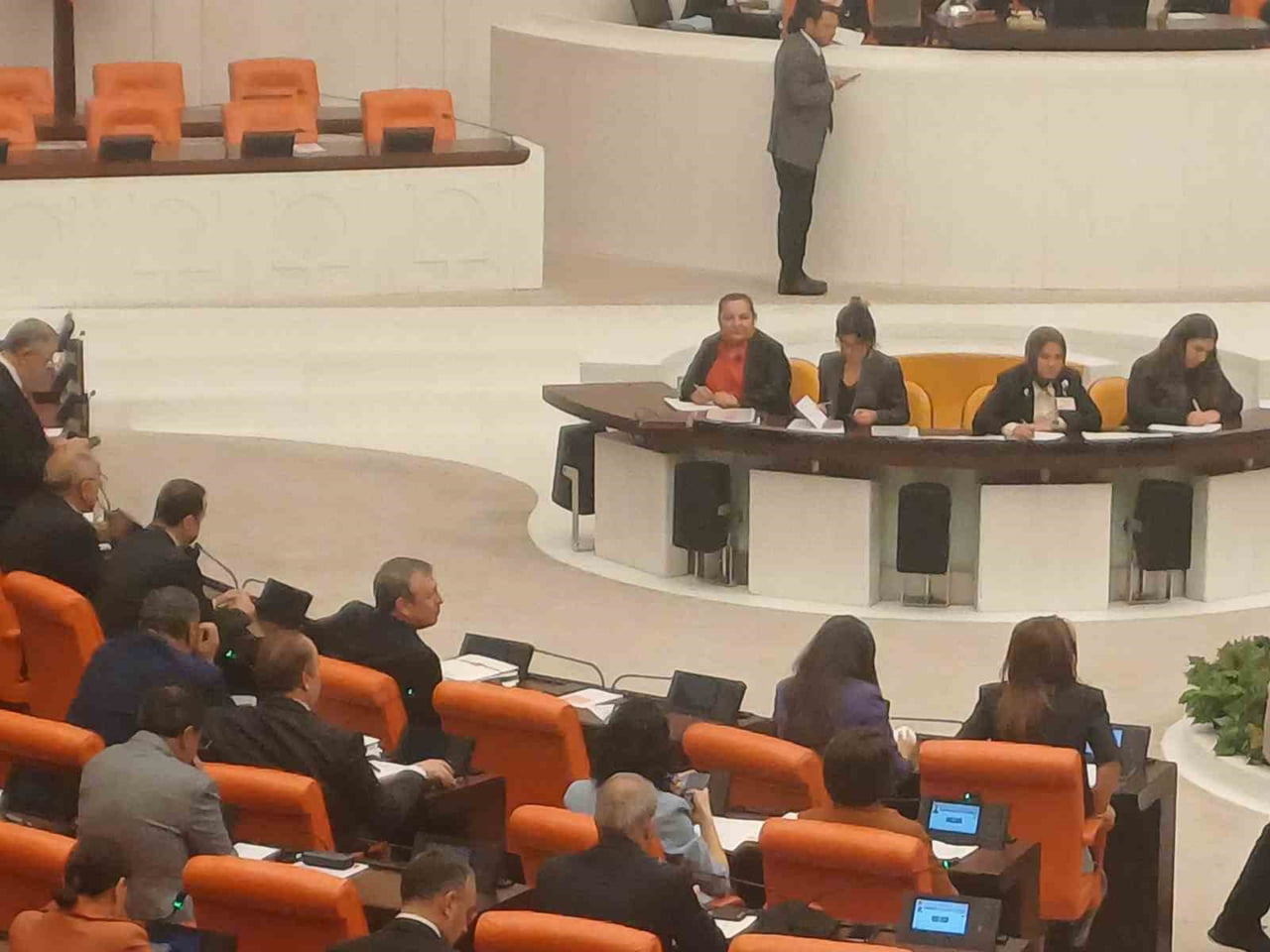 YENİ PARTİ'NİN KURULMASIYLA TBMM’DEKİ PARTİ GRUBU SAYISI 7’YE YÜKSELİRKEN, OTURMA DÜZENİ DE...