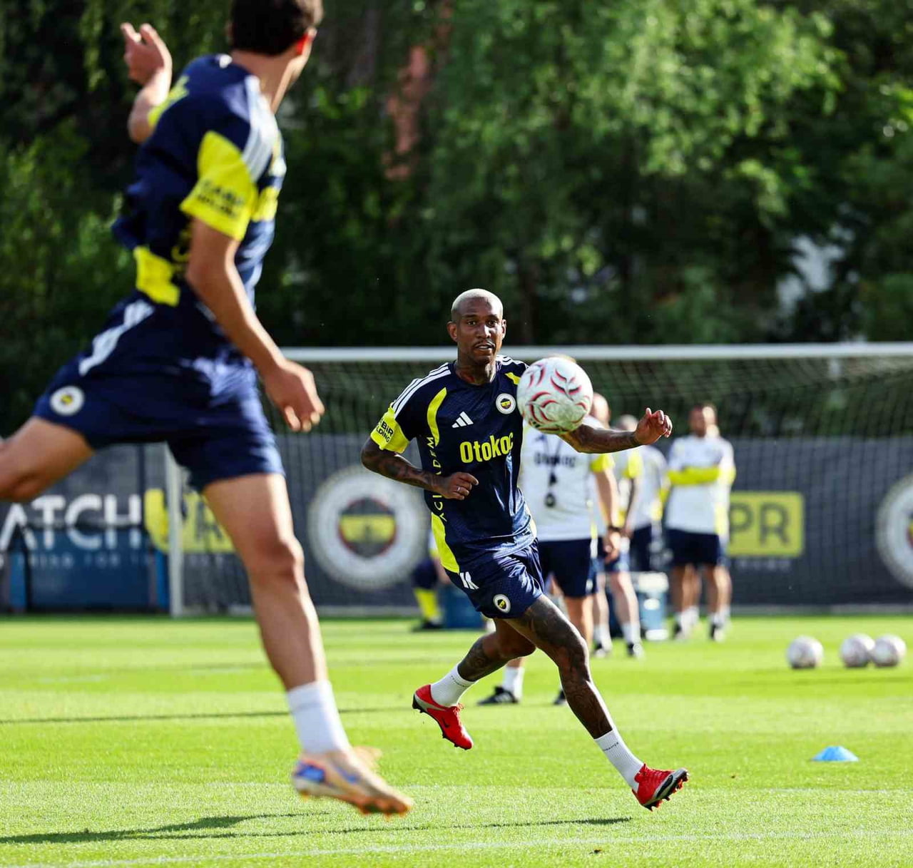 YENİ SEZON HAZIRLIKLARI KAPSAMINDA AVUSTURYA'DA KAMP YAPAN FENERBAHÇE, GÜNÜN İKİNCİ ÇALIŞMASINI...