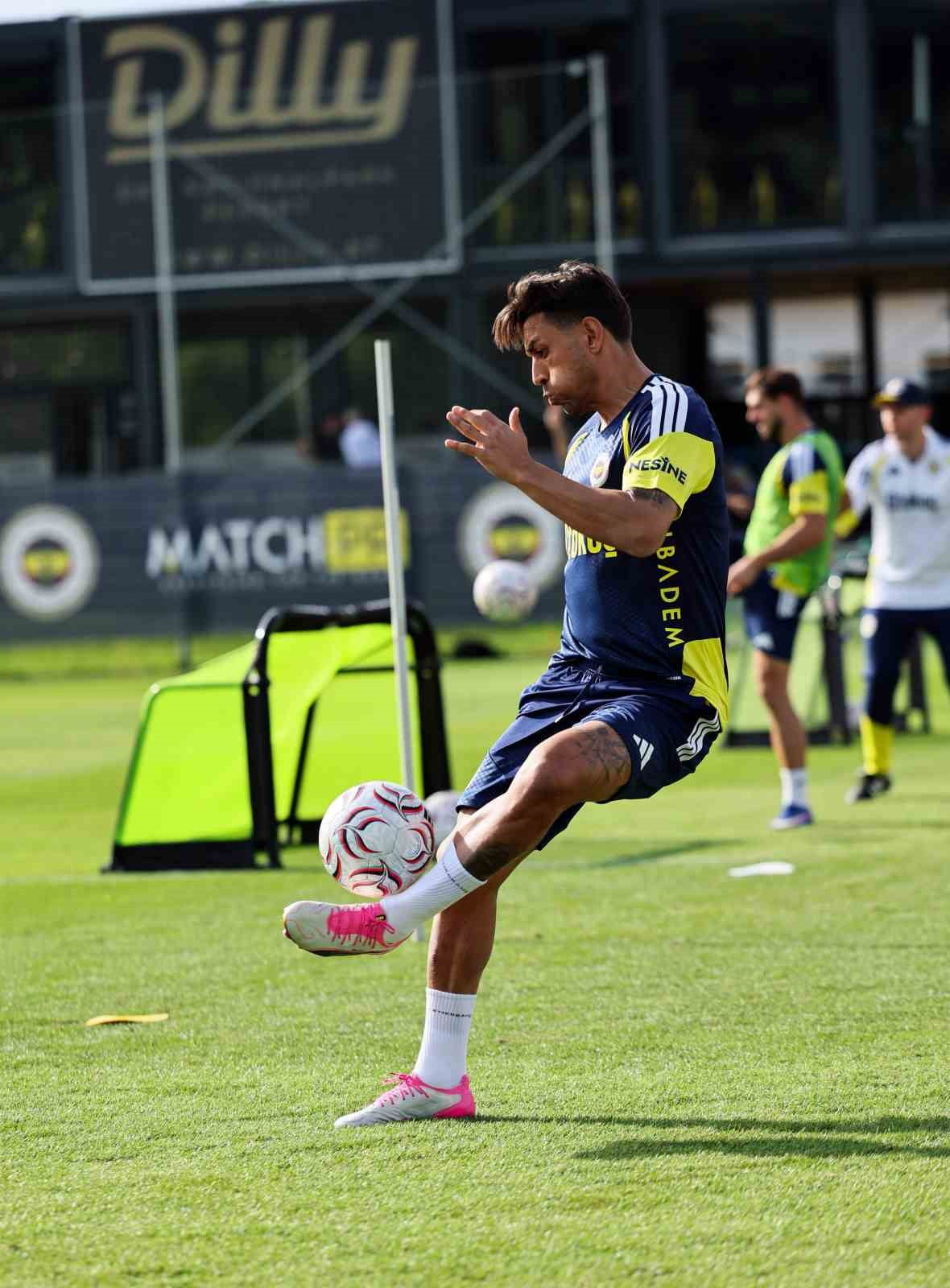 YENİ SEZON HAZIRLIKLARI KAPSAMINDA AVUSTURYA'DA KAMP YAPAN FENERBAHÇE, GÜNÜN İKİNCİ ÇALIŞMASINI...