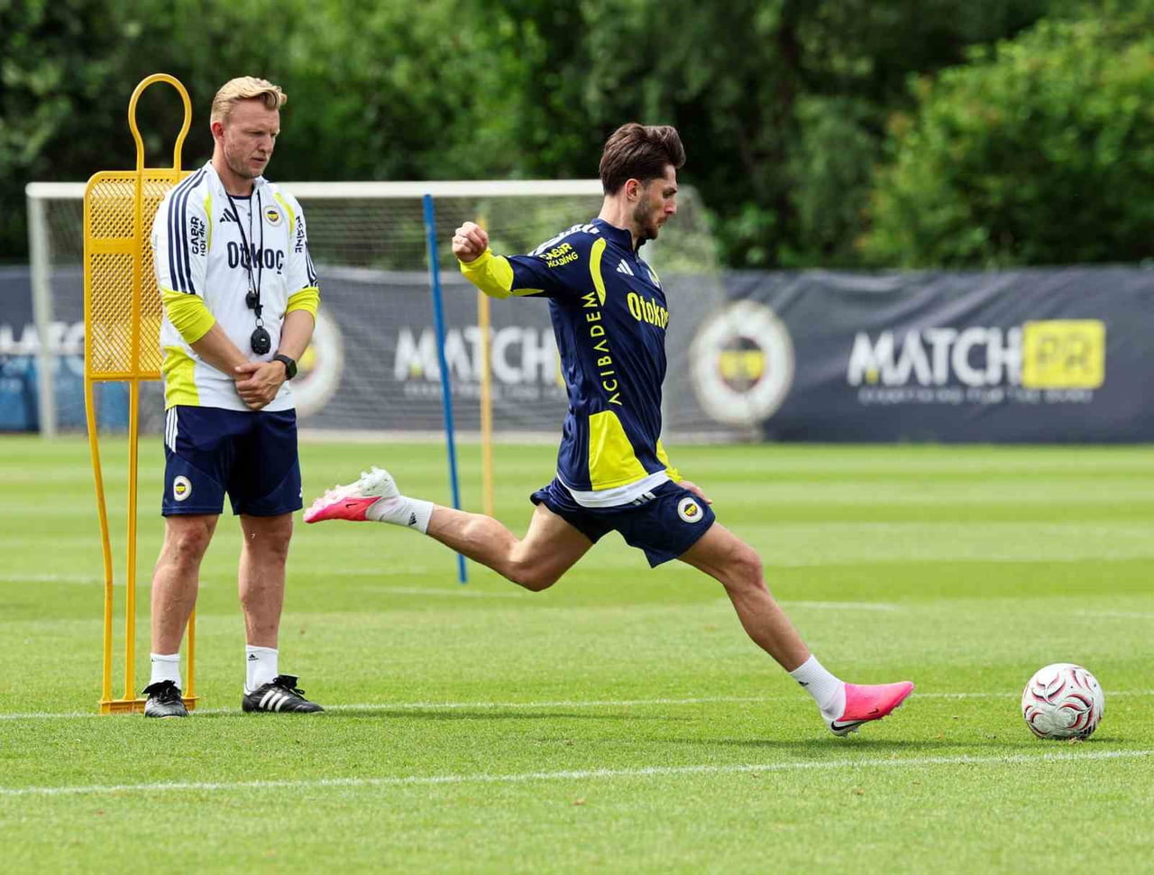 YENİ SEZON HAZIRLIKLARI KAPSAMINDA AVUSTURYA'DA KAMP YAPAN FENERBAHÇE, GÜNÜN İLK ÇALIŞMASINI...