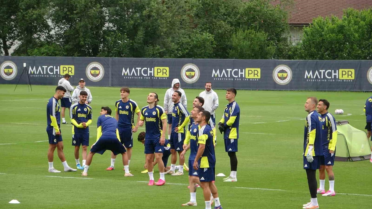 YENİ SEZON HAZIRLIKLARINI AVUSTURYA'DA SÜRDÜREN FENERBAHÇE, GÜNÜN İKİNCİ ÇALIŞMASINI YAĞMUR...
