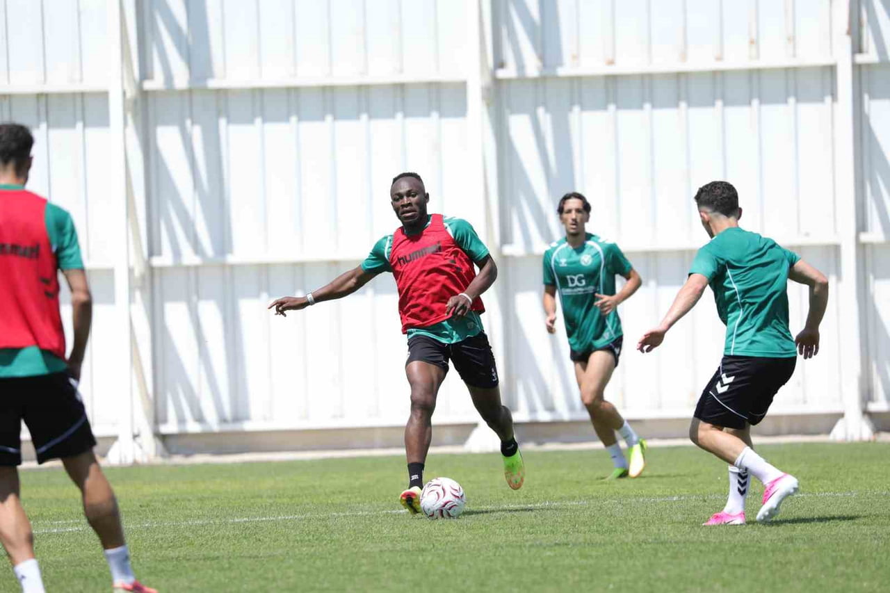 YENİ SEZON HAZIRLILARINI SÜRDÜREN KONYASPOR, GÜNÜN İLK ANTRENMANINI SABAH SAATLERİNDE YAPTI.