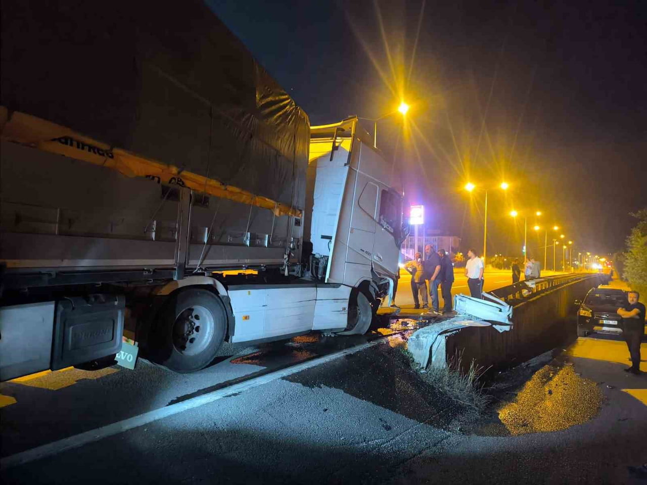 YENİÇAĞA İLÇESİNDE KONTROLDEN ÇIKAN TIR DEMİR BARİYERLERE ÇARTI