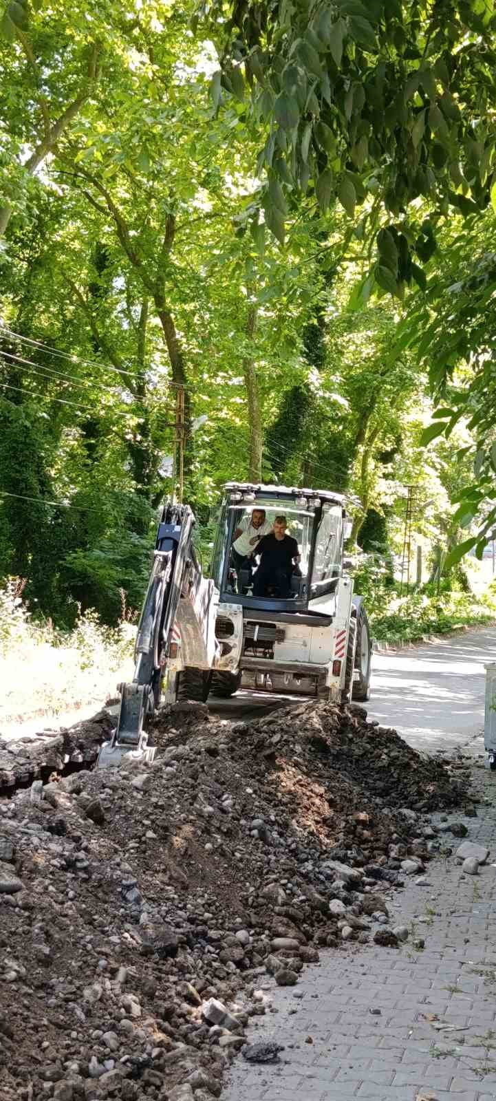 YENİCE İLÇESİNDE BELEDİYE BAŞKANI SERTAŞ KARAKAŞ, DEVAM EDEN ALTYAPI ÇALIŞMALARINI YERİNDE...