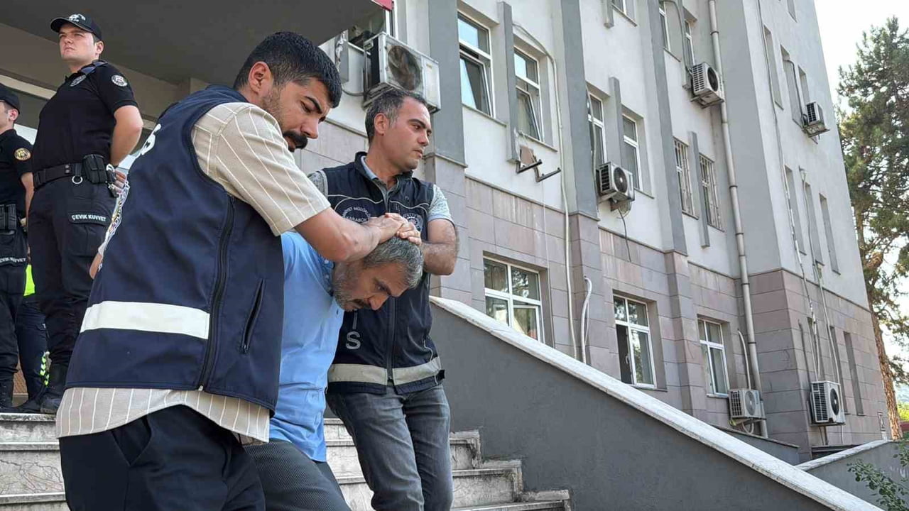 YENİCE İLÇESİNDE DİNİ NİKAHLI EŞİNİ BOĞAZINI KESEREK ÖLDÜREN YUSUF B. (48), ÇIKARILDIĞI MAHKEMECE...