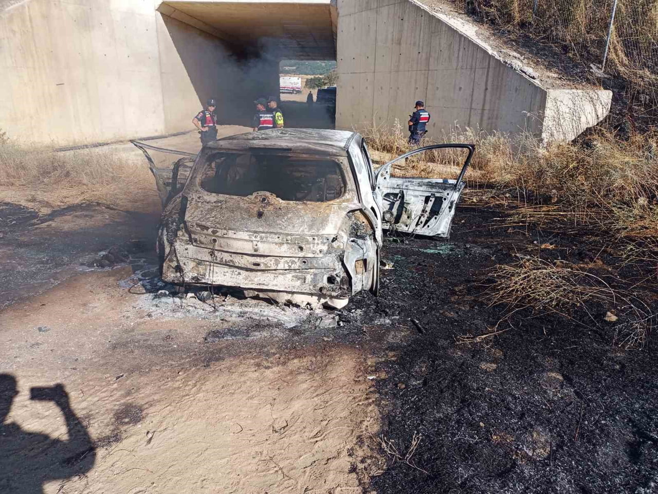 YENİKÖY MEVKİİNDE MEYDANA GELEN KAZADA OTOMOBİL YOLDAN ÇIKARAK ALEV ALDI. UÇAN ARAÇTAN DOLAYI...