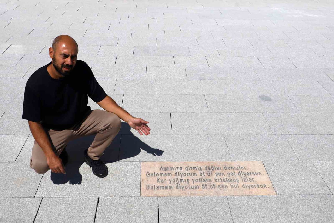 YENİLENEN ALANLARDAKİ KALDIRIMLARA BİRÇOK HALK OZANI, ŞAİR VE EDEBİYATÇININ SÖZLERİNE YER...