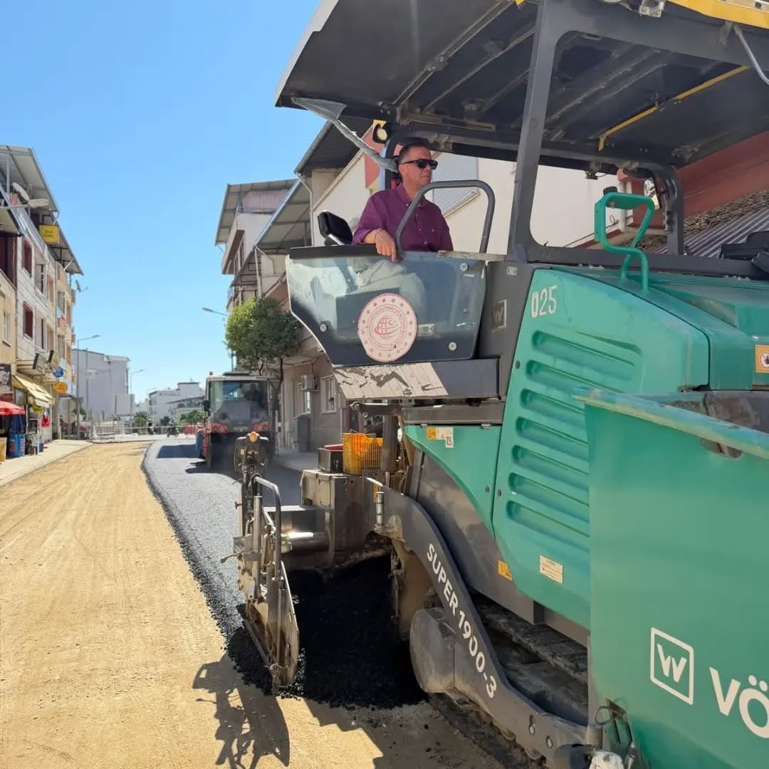 YENİPAZAR BELEDİYESİ TARAFINDAN İLÇENİN ANA GİRİŞ YOLLARINDA BAŞLATILAN SICAK ASFALT ÇALIŞMALARI...