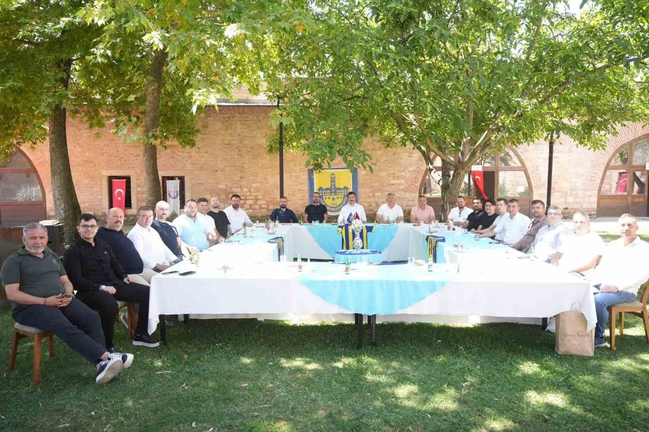 YENİŞEHİR BELEDİYE BAŞKANI ERCAN ÖZEL, ÖNÜMÜZDEKİ SEZON PROFESYONELLİĞE GEÇİŞ LİGİ'NDE MÜCADELE...