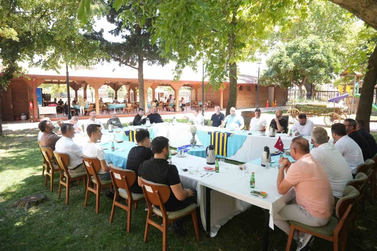 YENİŞEHİR BELEDİYE BAŞKANI ERCAN ÖZEL, ÖNÜMÜZDEKİ SEZON PROFESYONELLİĞE GEÇİŞ LİGİ'NDE MÜCADELE...