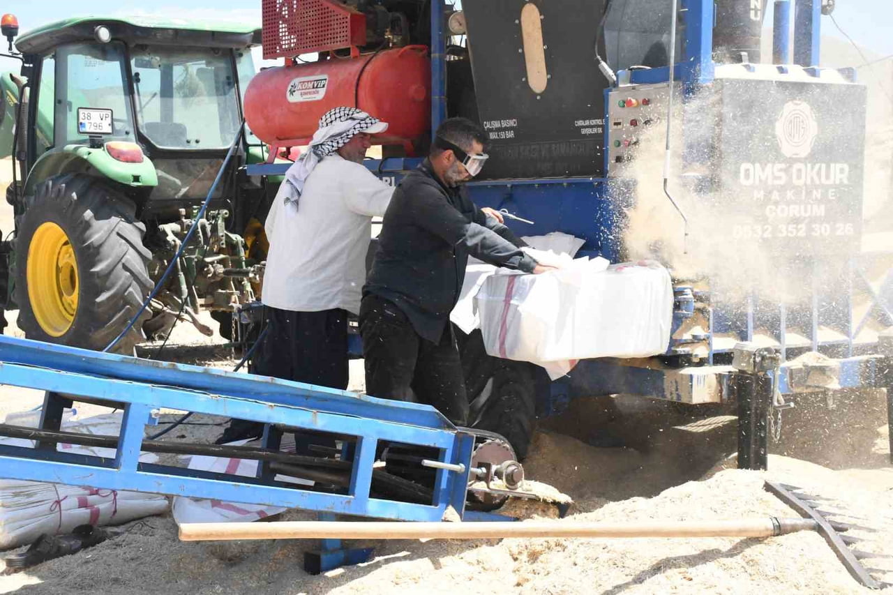 YERKÖY İLÇESİNDE HUBUBAT HASADININ ARDINDAN BİÇERDÖVERLERİN TARLALARDA BIRAKTIĞI SAMANLAR, SAMAN...