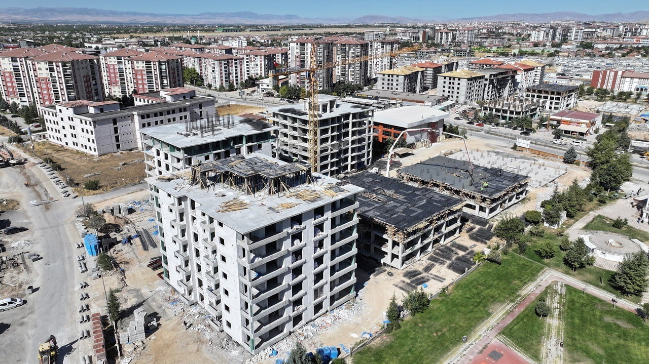 YEŞİLYURT'TA YERİNDE DÖNÜŞÜM SÜRECİ BAŞARIYLA TAMAMLANDI
