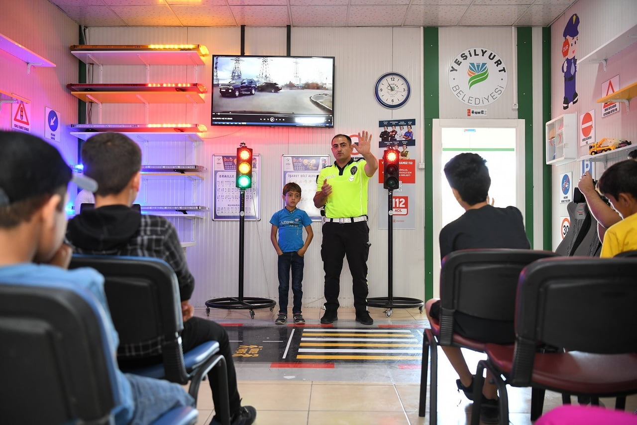 YEŞİLYURT TRAFİK EĞİTİM PARKI'NDA 6 BİN 820 ÖĞRENCİYE UYGULAMALI TRAFİK EĞİTİMİ...