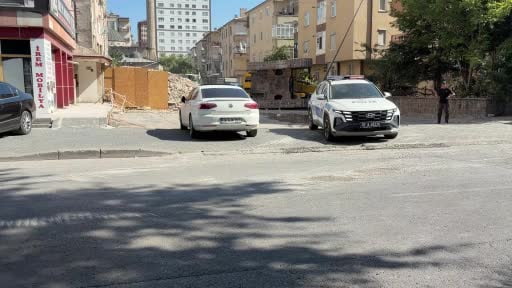 Yıkım çalışmasındaki iş makinası devrildi: 1 yaralı