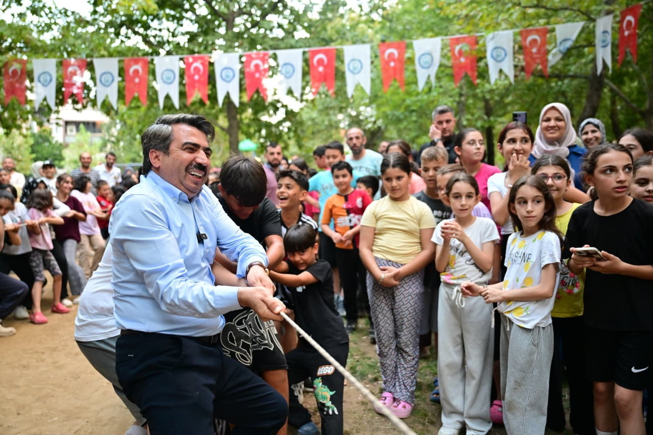 YILDIRIM BELEDİYE BAŞKANI OKTAY YILMAZ DA ŞENLİĞE KATILARAK ÇOCUKLARLA OYUN OYNADI