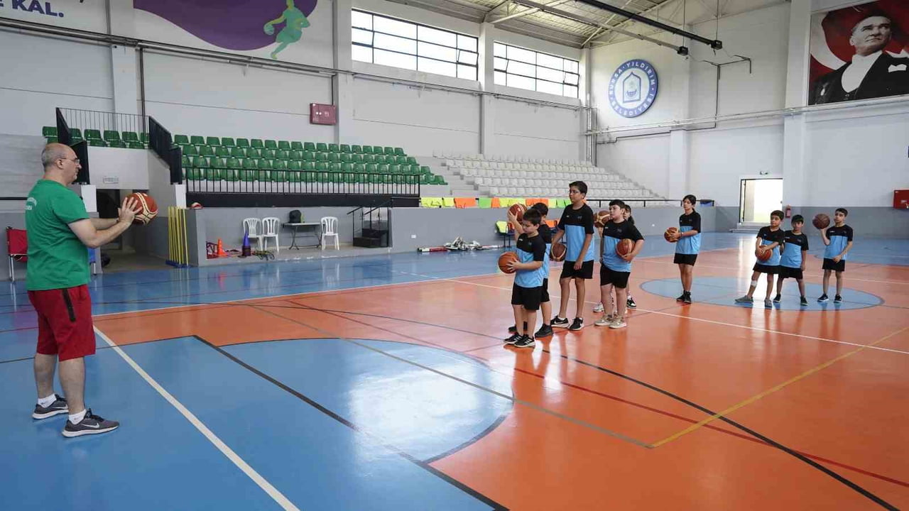 YILDIRIM BELEDİYESİ’NİN DÜZENLEDİĞİ YAZ SPOR OKULLARI, BİNLERCE ÇOCUĞU SPORLA BULUŞTURUYOR. 4-16...