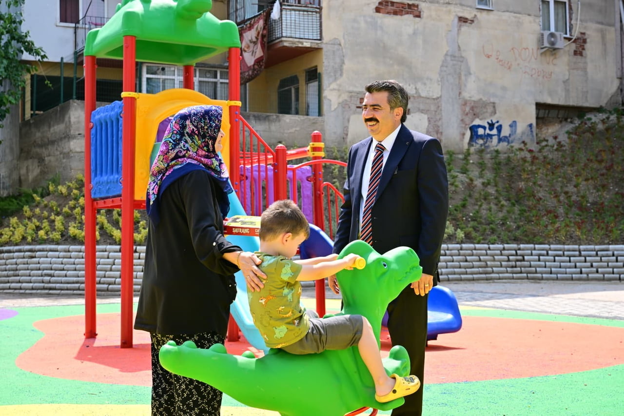 YILDIRIM BELEDİYESİ, YAZ DÖNEMİNDE PARKLARDAKİ BAKIM VE ONARIM ÇALIŞMALARINI YOĞUNLAŞTIRDI.