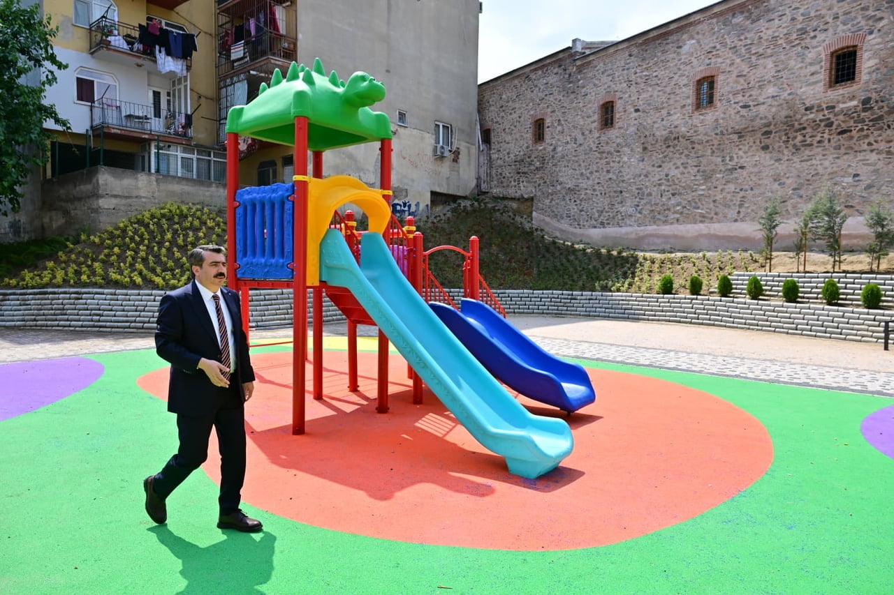 YILDIRIM BELEDİYESİ, YAZ DÖNEMİNDE PARKLARDAKİ BAKIM VE ONARIM ÇALIŞMALARINI YOĞUNLAŞTIRDI.