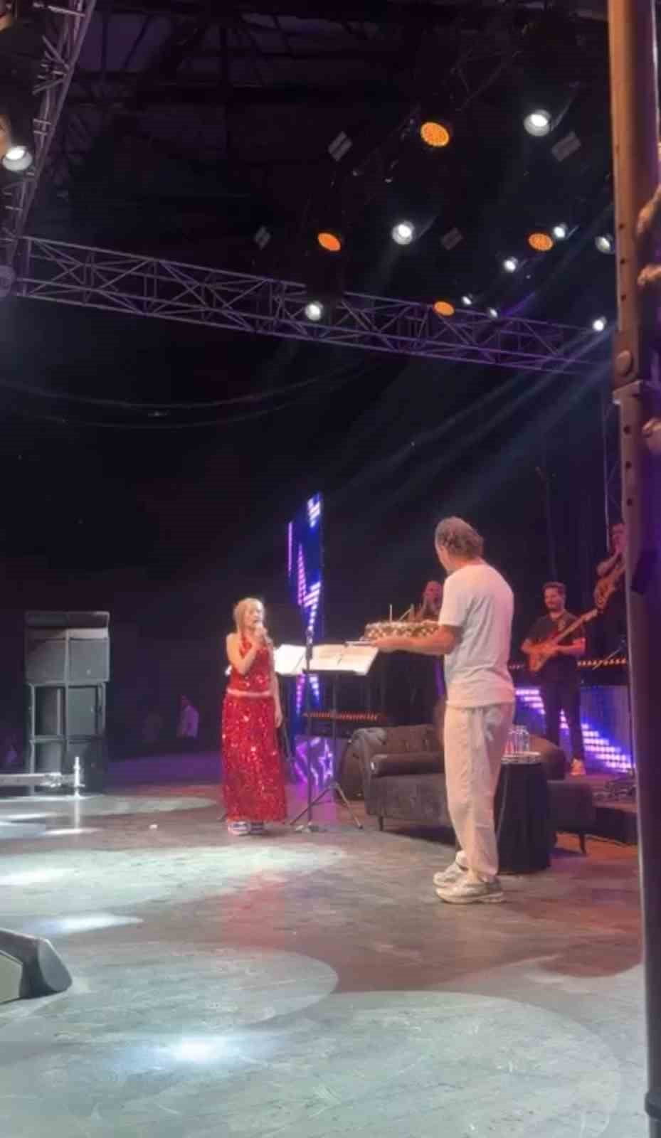 YILDIZ TİLBE'DEN SAHNEDE ŞOK ÇIKIŞ..."BİTEN BİR ÖMRÜN NEYİNİ KUTLAYACAĞIM"