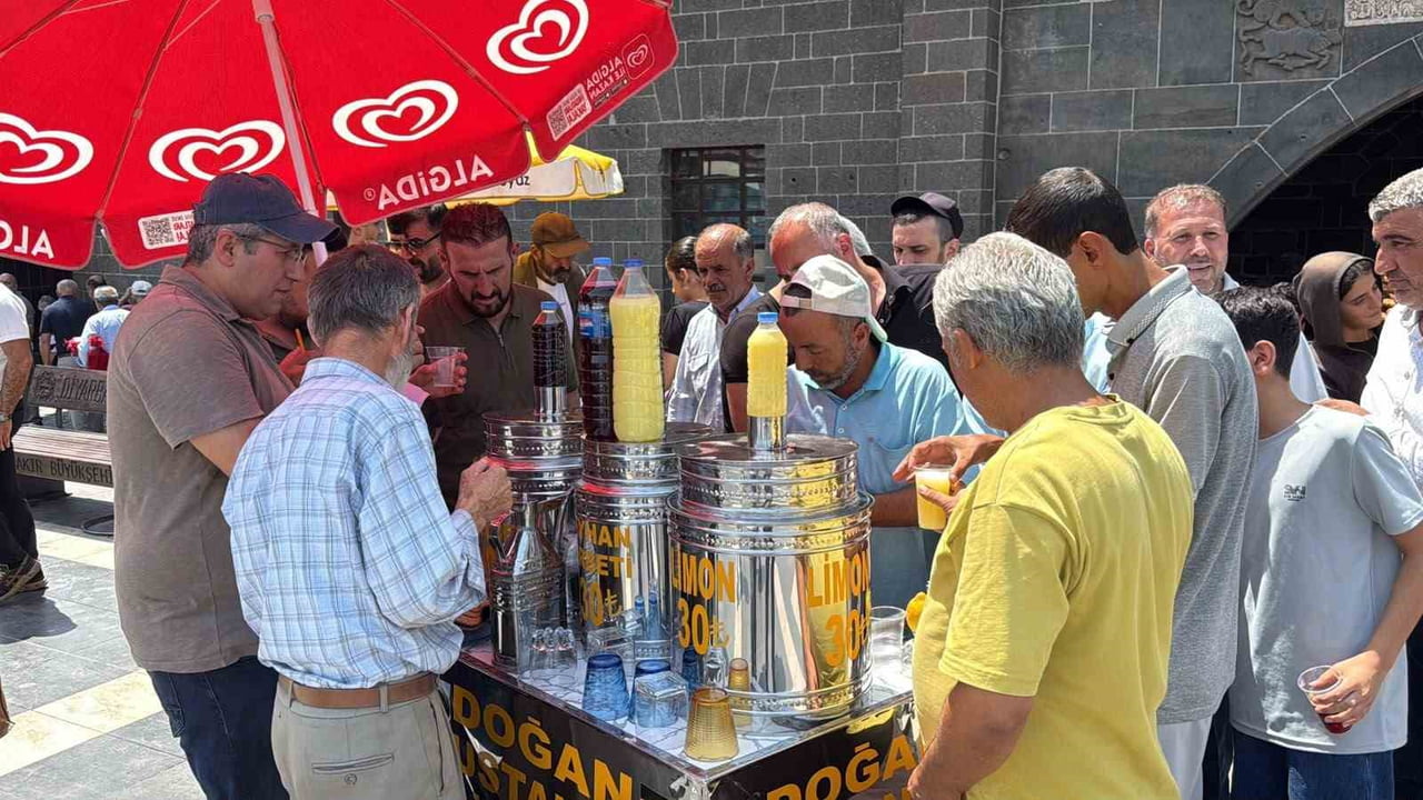 YILLARDIR SÜRDÜRÜLEN GELENEK KAPSAMINDA BU HAFTA DA YAKLAŞIK 200 BARDAK LİMONATA VE REYHAN ŞERBETİ...