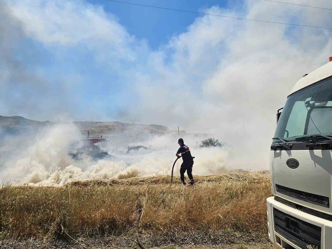 YOL KENARINDAKİ OTLUK ALANDA YANGIN ÇIKTI